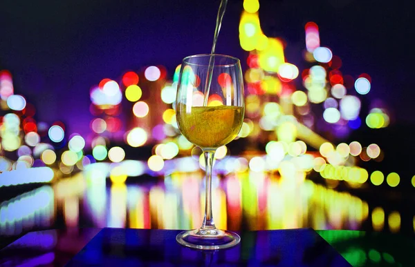 美しい背景のガラスに白ワインを注ぐ — ストック写真
