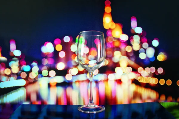 美しい背景に白ワインのガラス — ストック写真