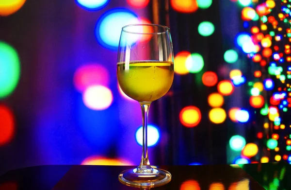 美しい背景に白ワインのガラス — ストック写真