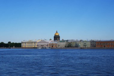 St. Isaac Katedrali 'ne bakan nehrin karşısındaki köprü, St. Petersburg, Rusya.