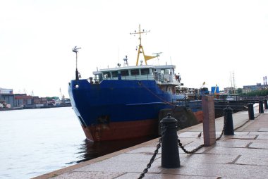 Gemi tersanenin yanındaki rıhtıma demirlemiş, bir kargo gemisi..