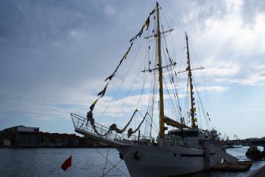 Gemi tersanenin yanındaki rıhtıma demirlemiş, bir kargo gemisi..