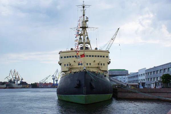 Barco Está Amarrado Muelle Cerca Del Astillero Buque Carga — Foto de Stock