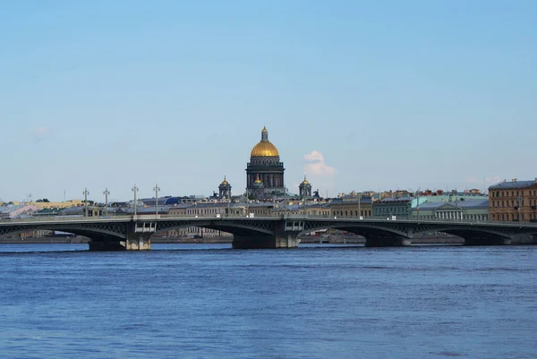 横跨河流的桥 俯瞰俄罗斯圣彼得堡圣以撒大教堂 — 图库照片