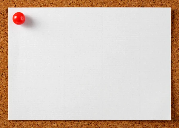 Nota papel memo com pino vermelho na placa de cortiça — Fotografia de Stock