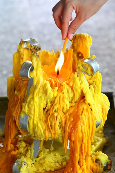 Eine Kerze anzünden — Stockfoto