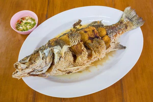 Gebratener Wolfsbarsch mit Fischsoße — Stockfoto