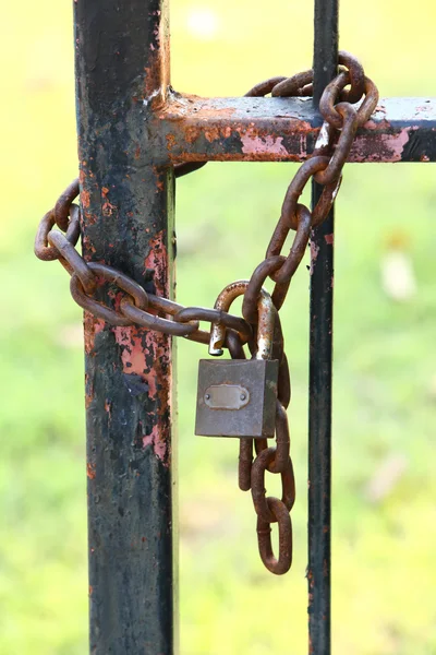Starožitný klíč a řetěz — Stock fotografie