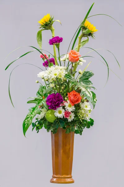 Bouquet de fleurs dans un vase — Photo