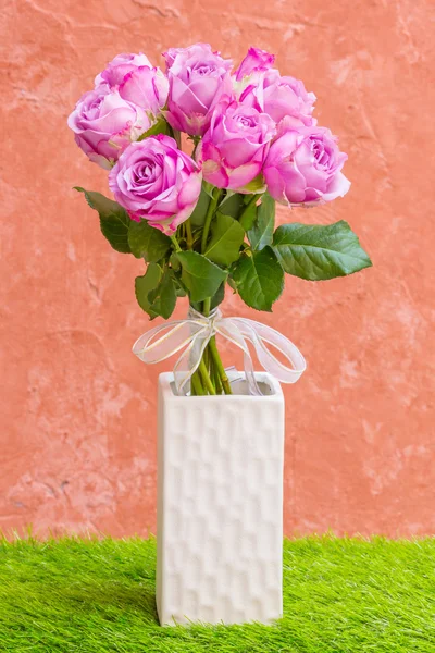 Фіолетовий троянди у вазі — стокове фото