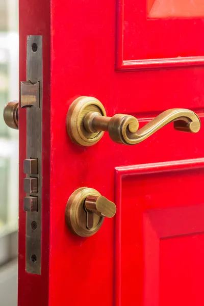 Puerta roja con cerrojo — Foto de Stock