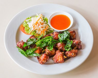 derin kızarmış tavuk kanadı chili sos ile