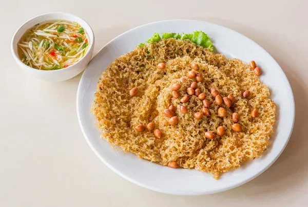 Crispy catfish salad with green mango — Stock Photo, Image