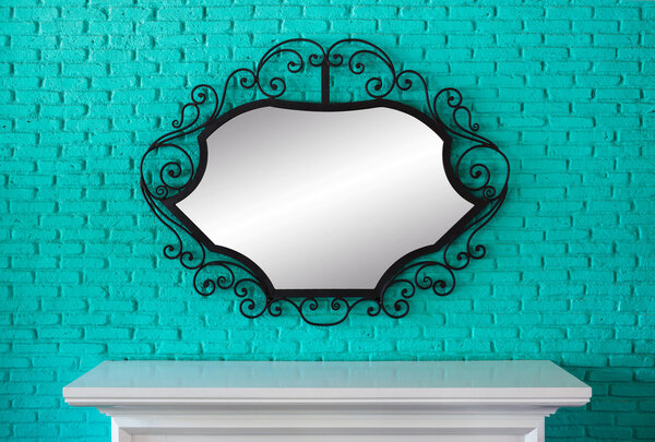 Стол и зеркало
