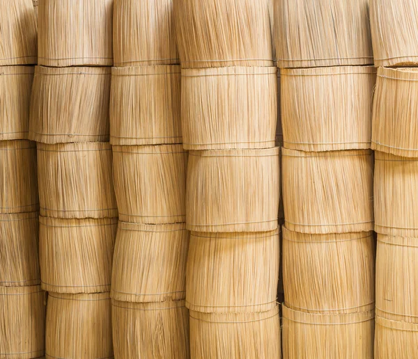 odun yığınları sopalarla demet