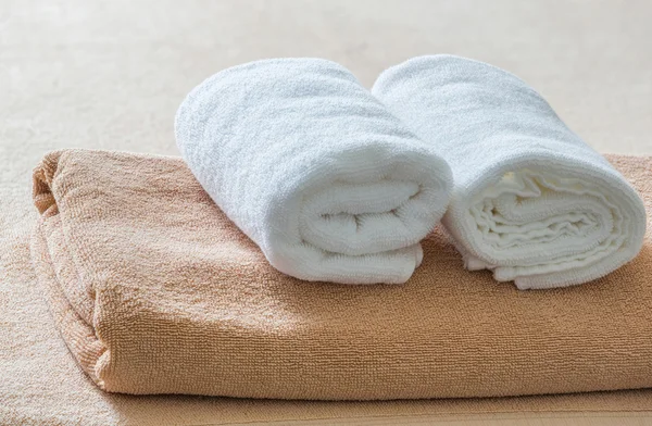 Bílý a hnědý ručník — Stock fotografie
