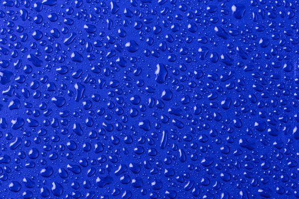 Vatten droplet på färgbakgrund — Stockfoto