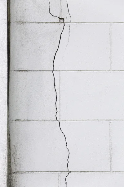 Cracked concrete wall — Stock Photo, Image