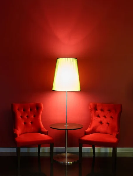 Chaises de luxe rouges avec table et lampe — Photo