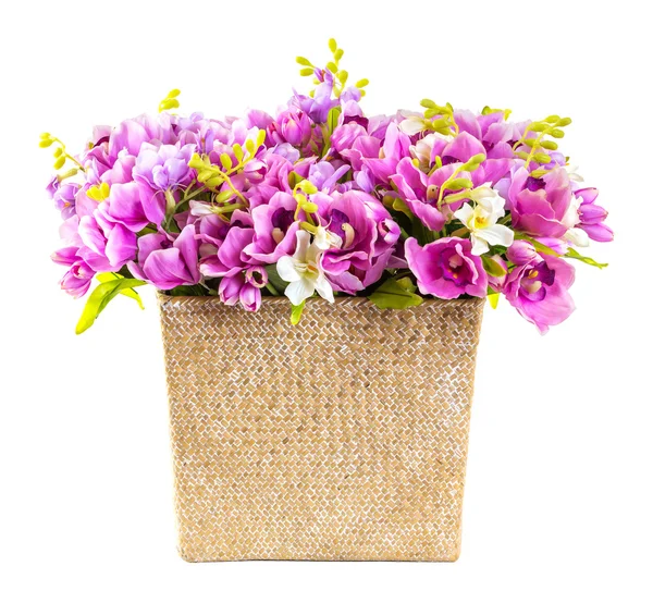 粉色兰花柳条篮中的花束 — 图库照片