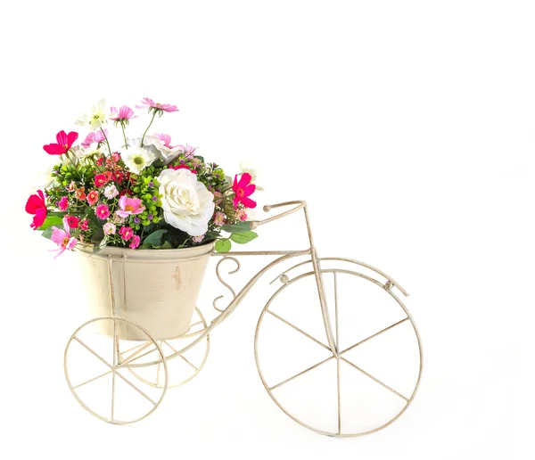 Boeket van bloemen in stalen emmer op mini driewieler model — Stockfoto