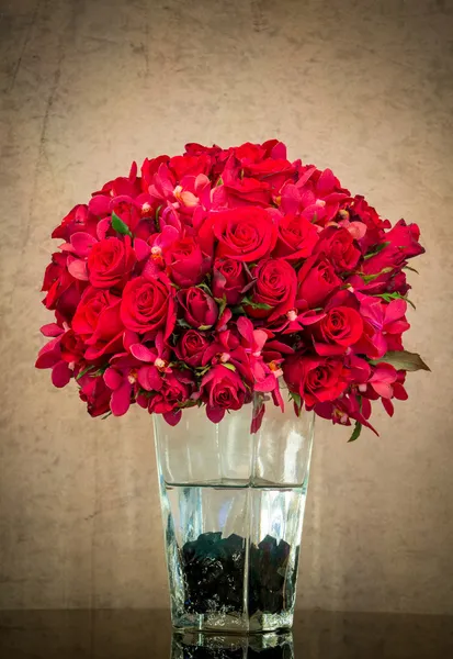 玻璃花瓶里的红玫瑰花束 — 图库照片