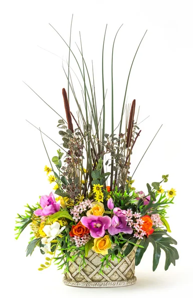 Bouquet di fiori in vaso di argilla — Foto Stock