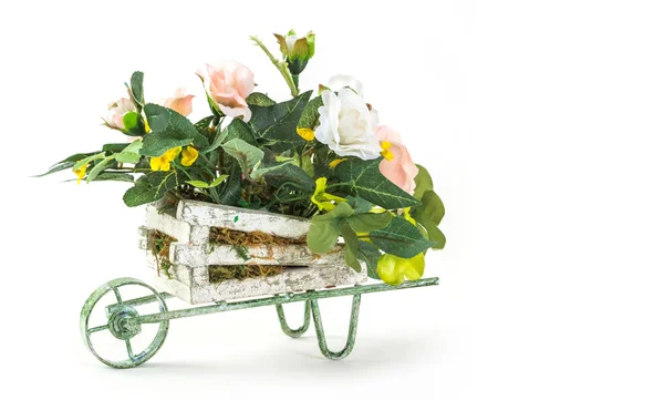 Kytice růže v dřevěný vozík — Stock fotografie