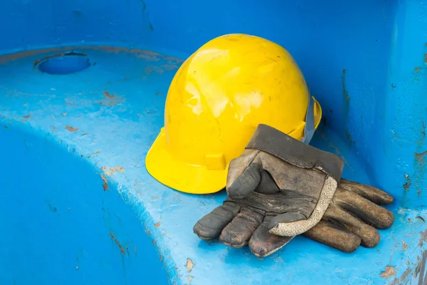 Schmutzige Lederhandschuhe und Schutzhelm — Stockfoto