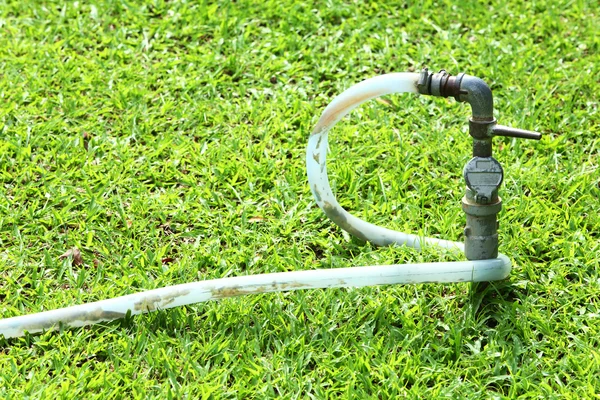 Onglet robinet d'eau et tuyau en plastique — Photo