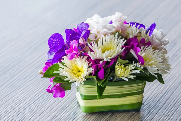 나무 테이블에 꽃 꽃다발 — 스톡 사진