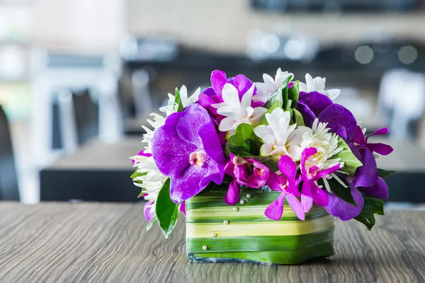 木製のテーブルの上の花の花束 — ストック写真