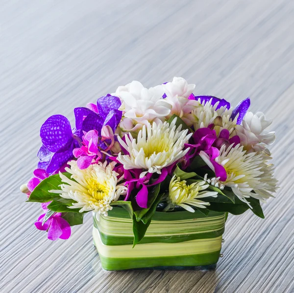 Ramo de flores en la mesa de madera —  Fotos de Stock