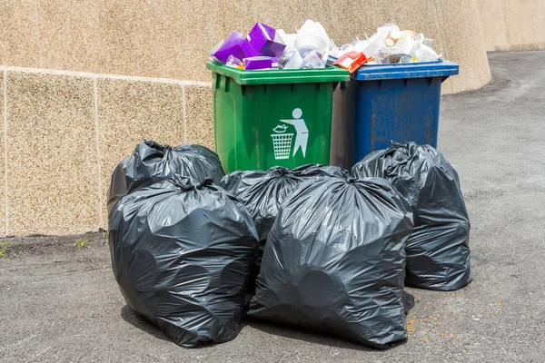 Papelera y bolsa de basura negra —  Fotos de Stock