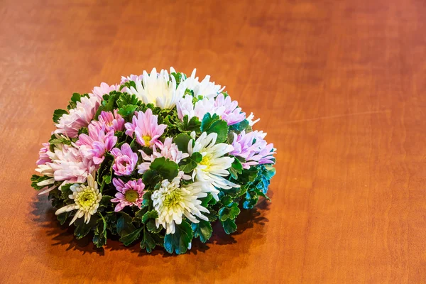 Buquê de flores na mesa — Fotografia de Stock