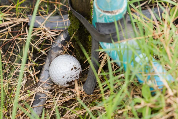 Мяч для гольфа возле табуретки — стоковое фото