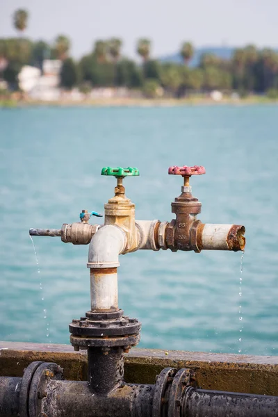 Wasser aus Ventilen ausgetreten — Stockfoto