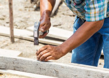 ahşap içine işçisi çekiç çivi