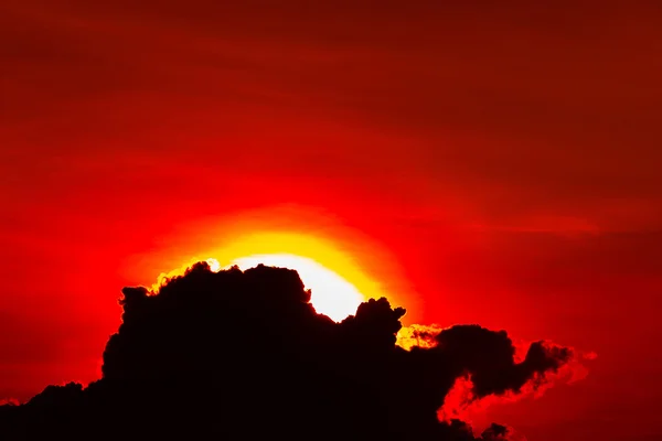 Cielo rojo sol blanco y nube negra — Foto de Stock