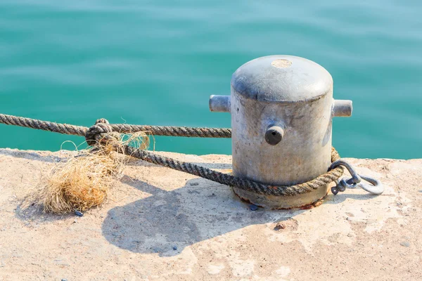 Mooring Bollard with rope — Stock Photo, Image