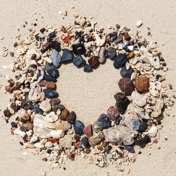 Arreglo de piedra como marco del corazón en la playa — Foto de Stock