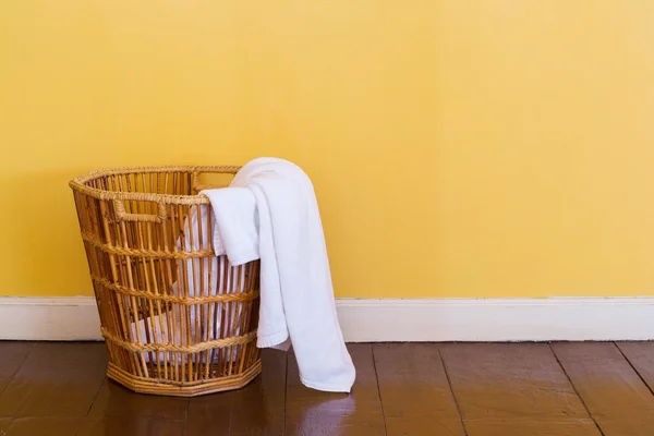 Weiße gebrauchte Handtücher im Weidenkorb — Stockfoto