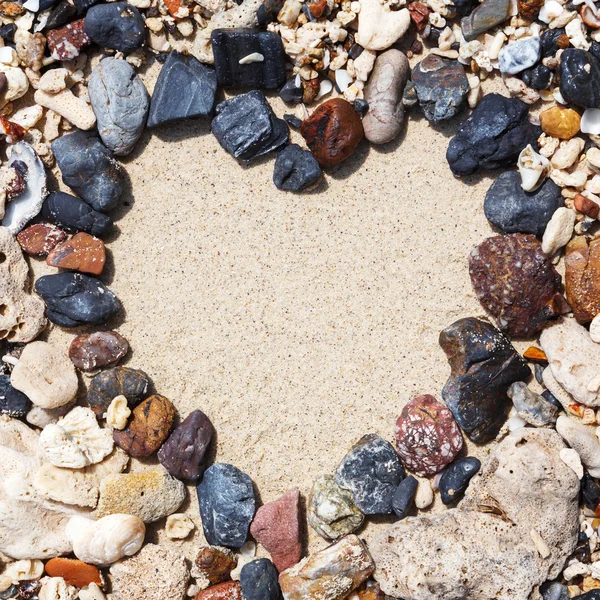 Arrangement en pierre comme cadre de coeur sur la plage — Photo