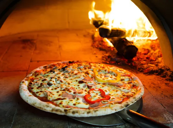 Pizza forno a legna — Foto Stock