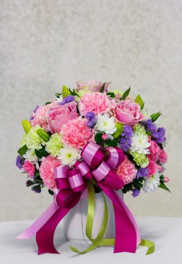 Beyaz seramik tencere içinde çiçek buketi