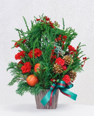 ahşap tencerede çiçek buketi 