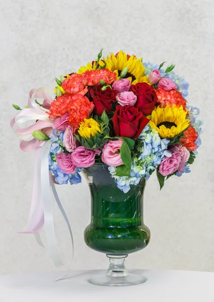 Ramo de flores en florero de vidrio — Foto de Stock