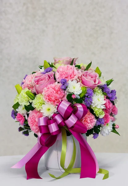 Flower bouquet in white ceramic pot — Stock Photo, Image