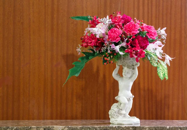Ramo de flores en jarrón de cerámica cupido romano — Foto de Stock