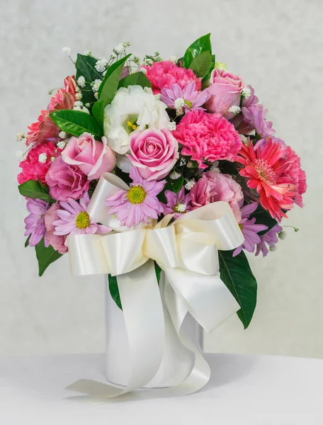 Flower bouquet in white ceramic vase — Stock Photo, Image